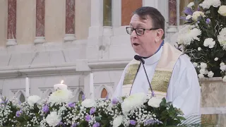 Father Ray Kelly sings "Hallelujah" at Sarah and Michaels wedding