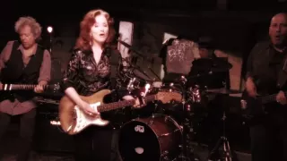 Bonnie Raitt - Right Down The Line (Official Music Video)