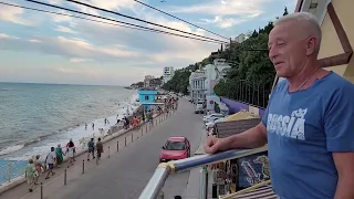 Крым . Алушта  . Паники нет .И не надо ее раздувать .