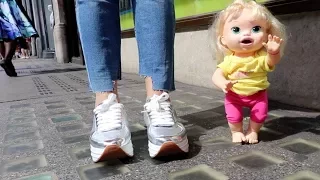 La Muñeca Baby Alive Sara va con su Mami a la juguetería más Grande del Mundo!!! TotoyKids