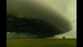 MASSIVE Photogenic SHELF CLOUD sweeps across ME in KANSAS!