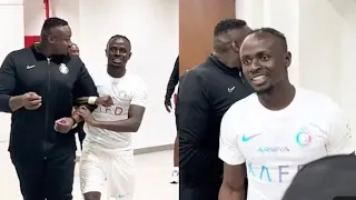 Sadio mane En toute complicité avec son garde-corps 🥰