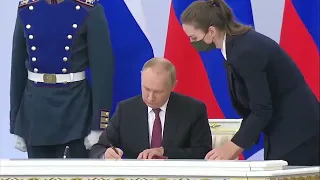 Подписание договоров. Путин макает шариковую ручку в подставку, как будто это перо и чернила.