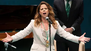 Pastora Soler canta el Himno de Andalucía el 28F de 2019