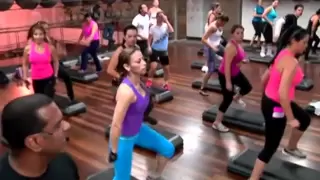 Platinum Fitness clase de aeróbicos en step