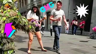 (BROMAS) Hermosa chica grita asustada al ver moverse el hombre arbusto (Bushman Prank)