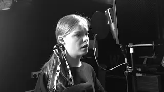 VIDEO; Unforgettable (Acoustic) - Lizzie Pawsey