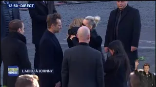 Laeticia Hallyday et ses filles marchent à l'arrière du corbillard de Johnny Hallyday