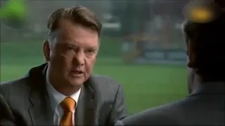 Louis van Gaal raakt geïrriteerd en discussieert met journalist