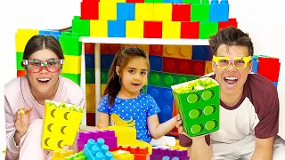 Настя и Мия строят домик из Лего и путешествуют в Леголенд