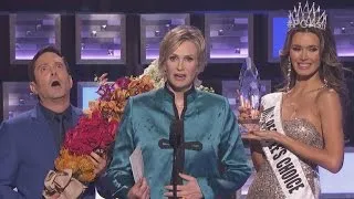 Jane Lynch Hilariously Parodies Steve Harvey's Miss Universe Flub at 2016 People's Choice Awards