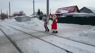 Пьяный дед мороз и снегурочка