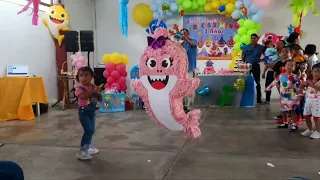 piñata baby shark fuimos a una fiesta a reventar la piñata