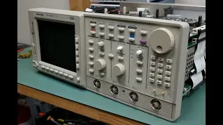 EEVblog #1185 - Dumpster Tek 500MHz TDS540D Scope