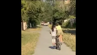 Просто у них один велосипед на двоих 😁🚲