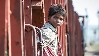قصة حقيقية | طفل هندي يضيع من أهله و يتشرد في الشارع ويبحث عن اهله بعد 25 سنة فراق | ملخص فيلم lion