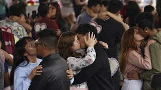 شاهد: بمناسبة عيد الحب.. مسابقة "أطول قبلة" في المكسيك