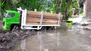 TENAGA SUPER BADAK Rc Truk Hino 500 Tronton Selamatkan Dump Hino 500 Engkel Terjebak Dijalan Banjir