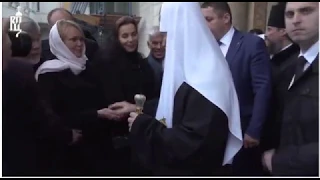 Олег Газманов в очереди  прикоснуться к  руке патриарха Кирилла