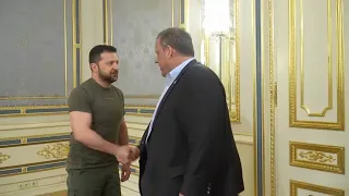 Chris Christie gives special gift to Ukraine's Volodmyr Zelensky