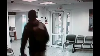 Грабитель с пистолетом отобрал деньги в микрофинансовой организации Новосибирска