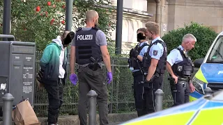 Exklusiv: Mann legt Kopf vor Landgericht Bonn - Festnahme - Torso am Alten Zoll am 28.6.22 + O-Töne