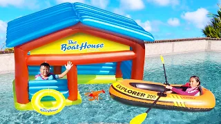 Wendy monta en barco inflable y juega en la piscina  | Videos Divertidos Para Niños