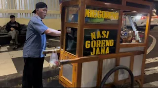 KULINER NASI GORENG JAWA CUMAK SATU - SATU NYA DI TUGU SURO BOYO YANG RASA NYA MANTAP