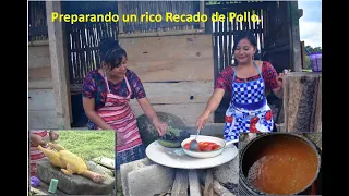 Preparando un rico recado de pollo, tradición de Guatemala.