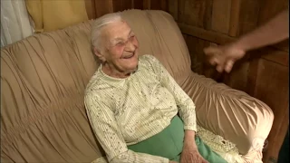 Com 104 anos, vovó ganha fama na internet ao pedir emprego