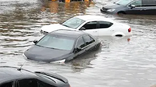 Сочи терпит катастрофическое наводнение. Под воду ушли улицы и дворы, машины затопило по крыши