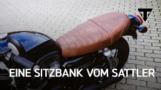 Der Sattler bezieht eine Motorrad Sitzbank