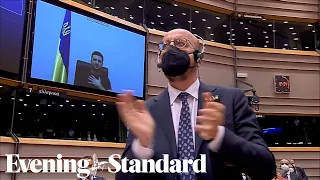 Zelensky receives a standing ovation after European Parliament session