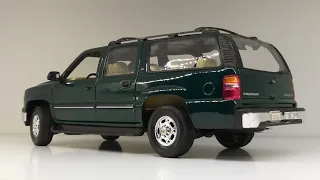 1:18 Chevrolet Suburban (2001) by Welly