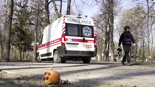 Рискуя своими жизнями под обстрелами в Харькове, медики спасают жизни жителей города