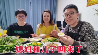 The couple stayed in their hometown for a day and drove back to Dalian overnight. The big goose egg