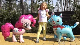 Diana bermain dengan boneka bayi