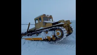 ДЭТ-250 Рассталкивает кучу снега, двигатель В 31