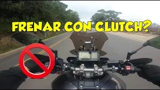 ¿Se debe FRENAR con CLUTCH? - Aprende como se frena correctamente en moto