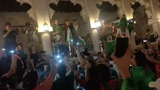 من قلب سوق واقف جماهير الجزائر تهتف لفلسطين كاس العالم قطر ٢٠٢٢ وغناء اغنية ماشافوهاش الجزائرية