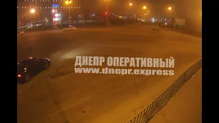 В Днепре пьяные студенты на авто, скрываясь от патрульных, врезались в ограждение