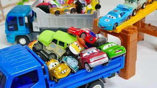 Disney Pixar Cars ☆ カーズのミニカーが坂を走って回転してはたらくくるまにジャンプ♪