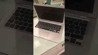 MacBook Air не включается