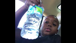 Niño se bebe la botella de agua en 0.8 SEGUNDOS..