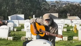 El Mastuerzo llora al visitar por primera vez la tumba y el árbol donde se ahorcó Armando Vega Gil