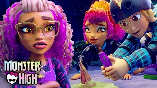 Clawdeen Shows Howleen & Barkimedes the Human World! | Monster High