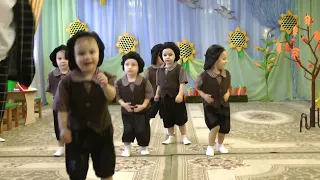 Танець каштанчиків на осінньому святі 2021 в яслах. Муз. кер. Максюта Г. В.