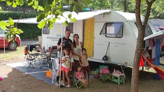 Instalarse en el camping con una caravana y tres niños en 20 minutos