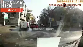 В центре Днепра Daihatsu столкнулся с Fiat: видео момент аварии