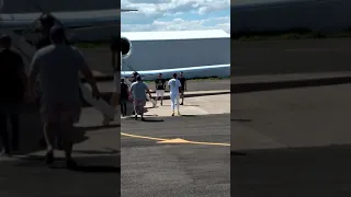 Gustavo Lima  entrando no seu avião em passos